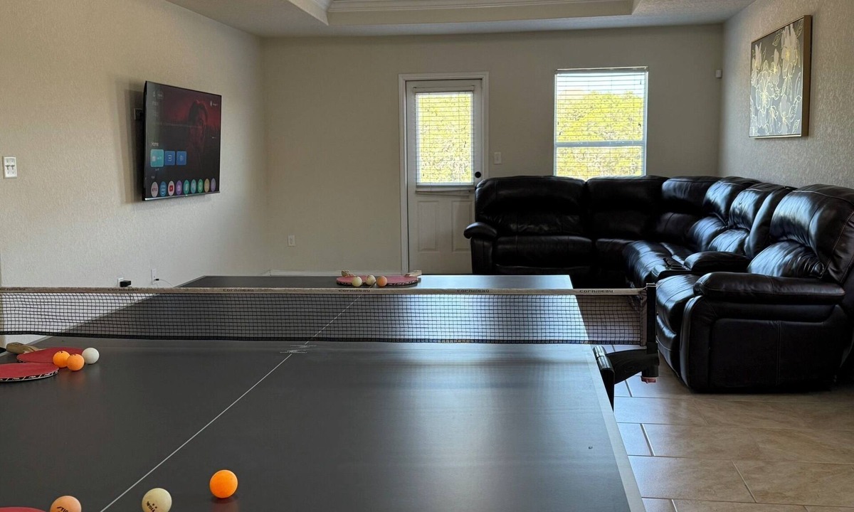 Wetmore House | All-King 3BR 2BA Invitation Oak Retreat with Ping Pong Fun