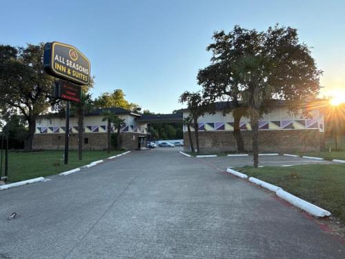 Cedar Crest Hotel | All Season Suites Inn