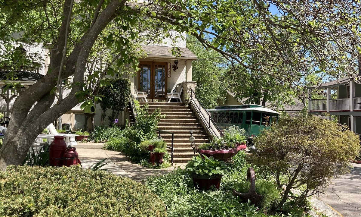Eureka Springs Historic District Hotel | All Seasons Inn