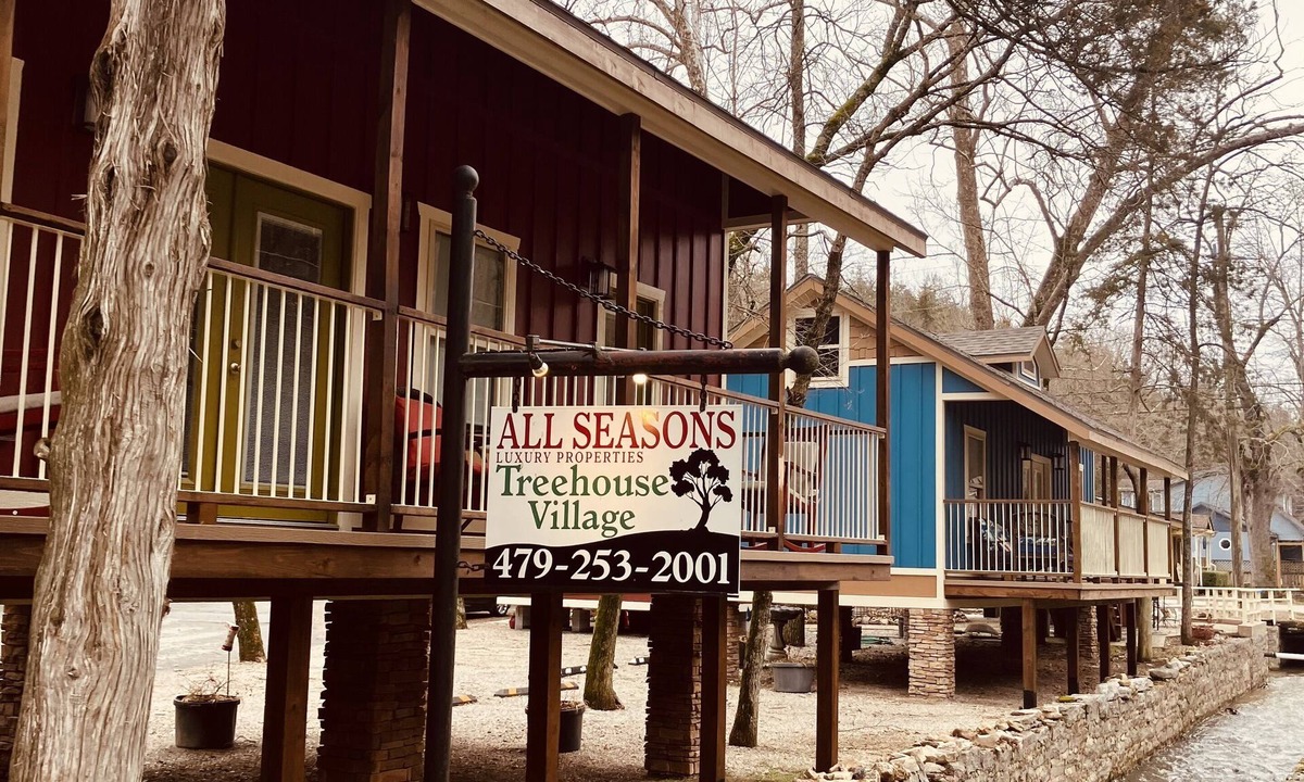 Eureka Springs Historic District Cabin | All Seasons Treehouse Village