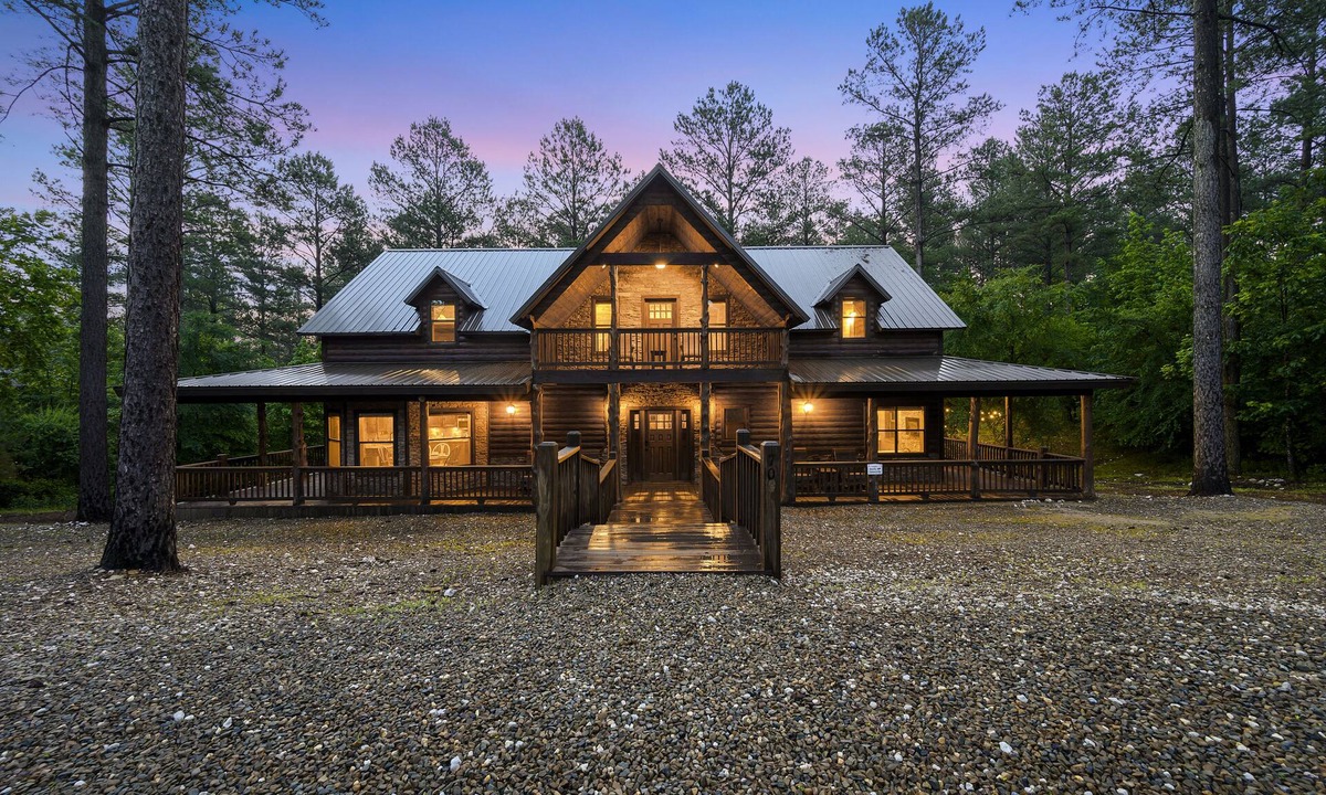 Golden Cabin | All Spruced Up- 5 STAR Luxury Cabin & Sleeps 18-ALL THE AMENITIES!