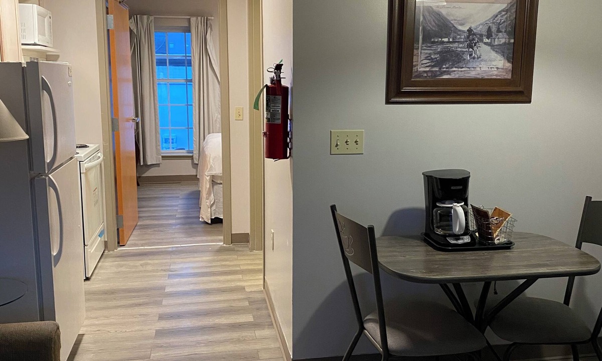 Lewisburg Hotel | All Suites Inn Budget Host