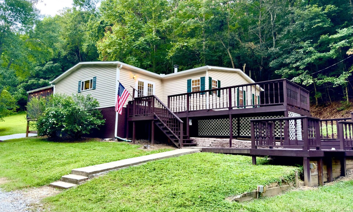Bellevue House | All the excitement of Nashville AND a quiet retreat to recharge & re-energize!