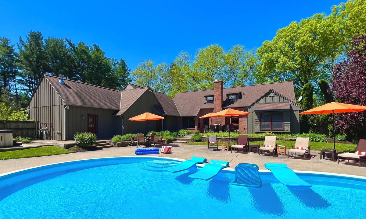 Fennville House | ALLEGAN ACRES 3Acres,Pool,HotTub,6Bdrm,3Bath,2Fireplaces,FirePit,PingPong,Events