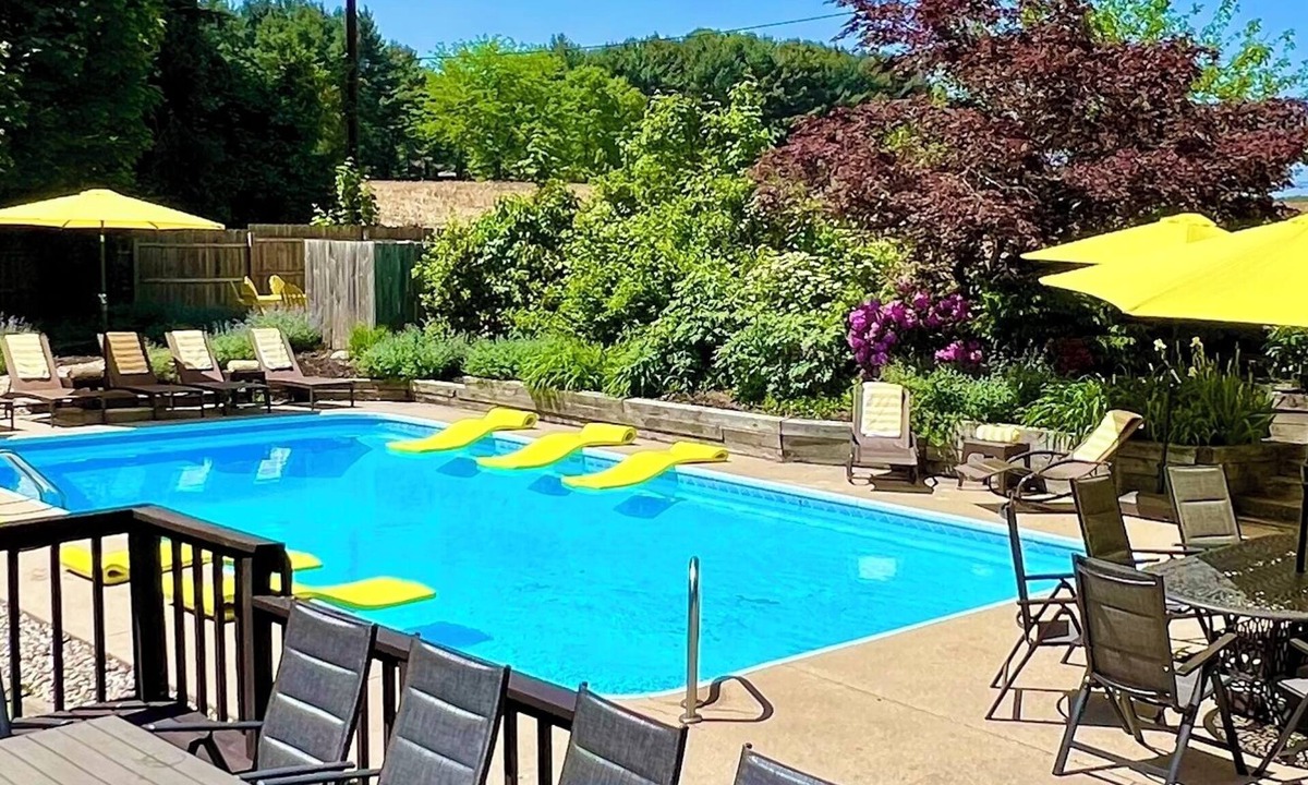 Fennville House | ALLEGAN FIELDS Sleeps 24, Pool, HotTub, Fireplace, Fire Pit, PingPong, Billiards