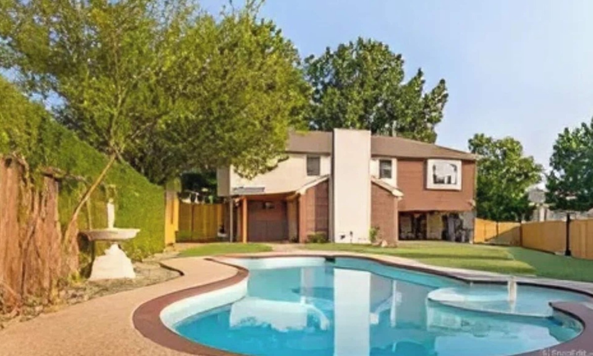 Allen House | Allen Oasis Game Room & Yard