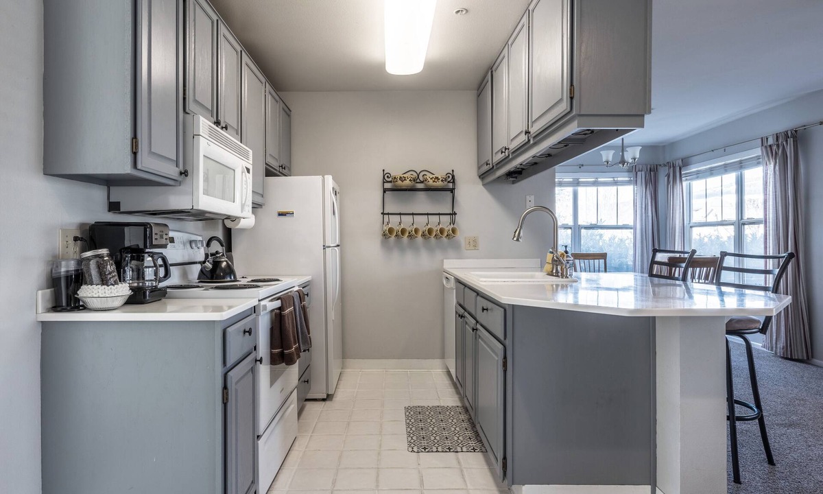 Hood River House | Alley's 22 Condo with Direct Deck Access by RedAwning