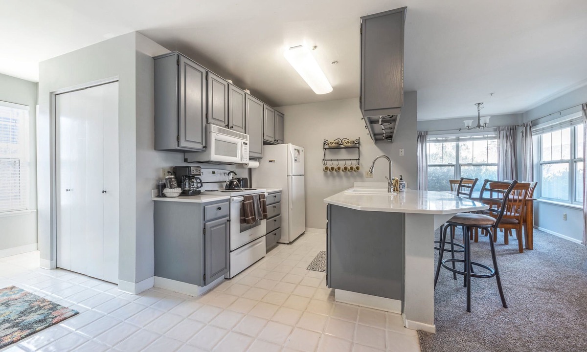 Hood River Condo | Alley's 22 - Steps From Downtown, Lodge Condo, A/C, Roomy & Comfy