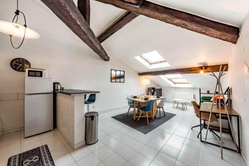 Saint Michel - Mairie Apartment | AllinLyon | Duplex sous les toits