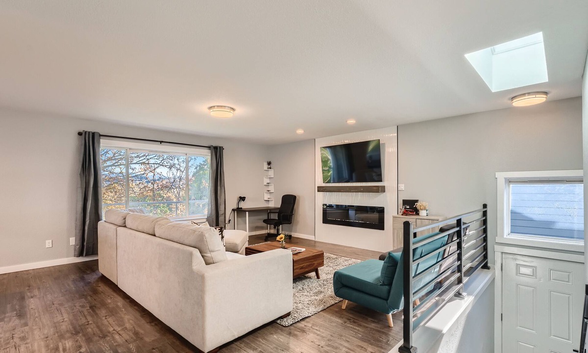 Renton House | Alluring 5BD Aviation Home w/Garage Parking