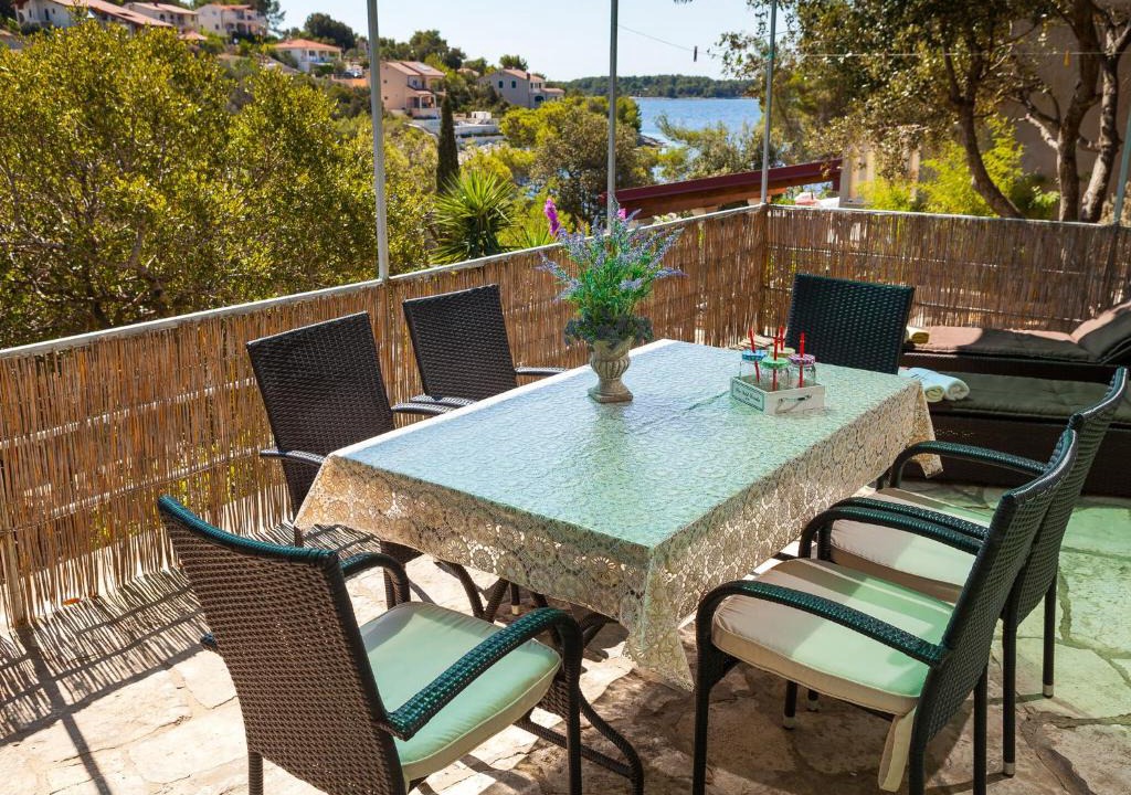 Vela Luka House | Alluring Cottage with Balcony