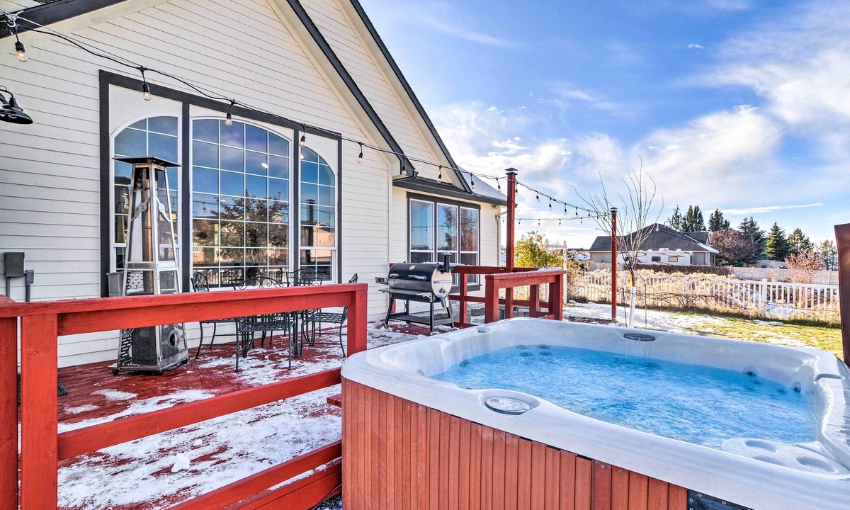 Altamont House | Alluring Home w/Fire Pit < 1/2 Mi to OIT!