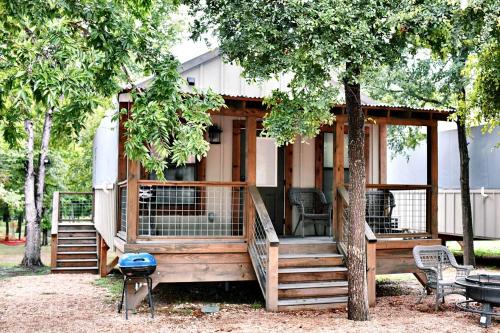 Seguin House | Alluring Tented Cabin on Geronimo Creek - Perfect Glamping Vacation Destination in Seguin, Texas
