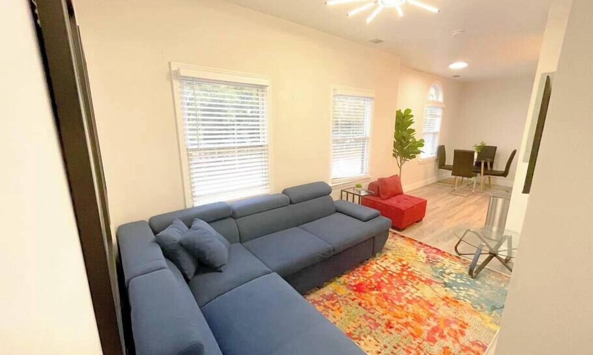 West End Apartment | Alluring unit with 2 KING beds and Optional parking/sleeps 6/Minutes to Broadway
