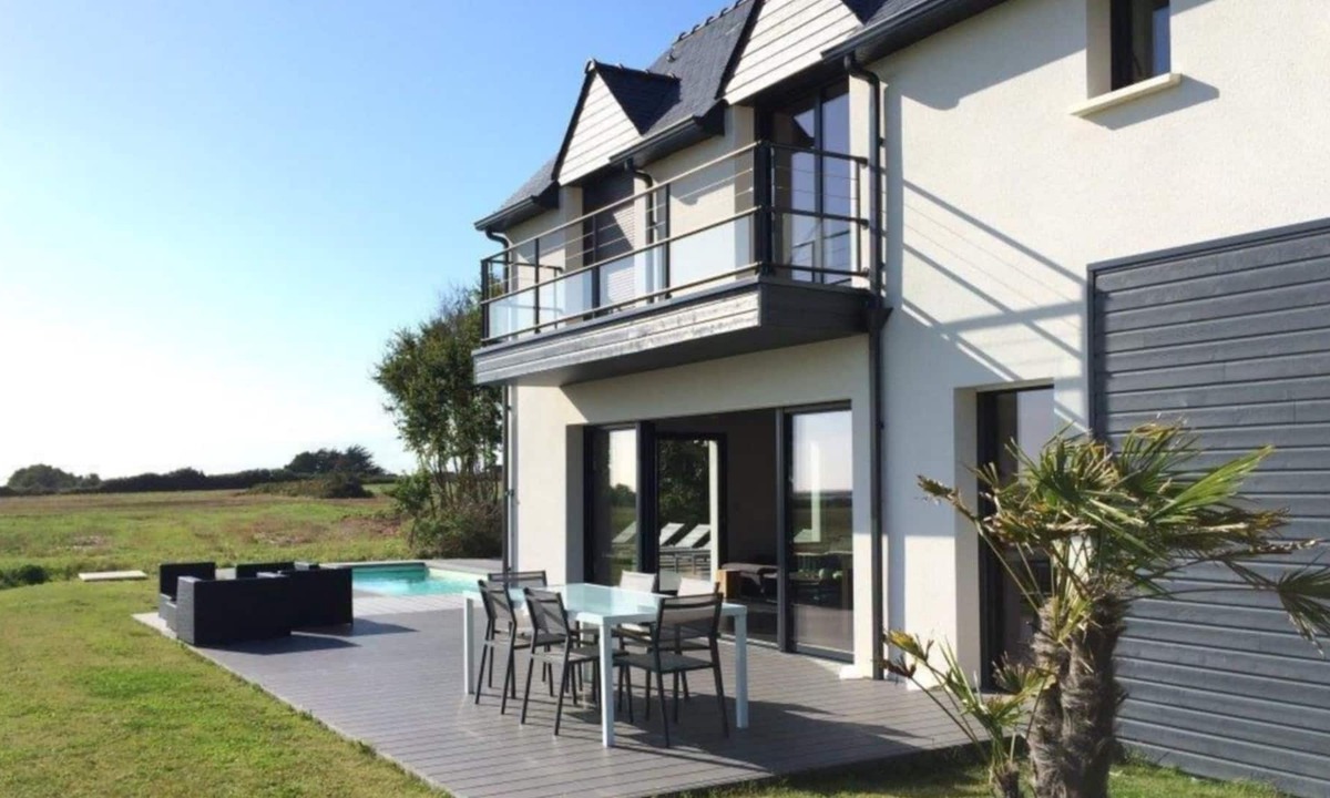 Riantec Villa | Alluring villa in Riantec with private pool