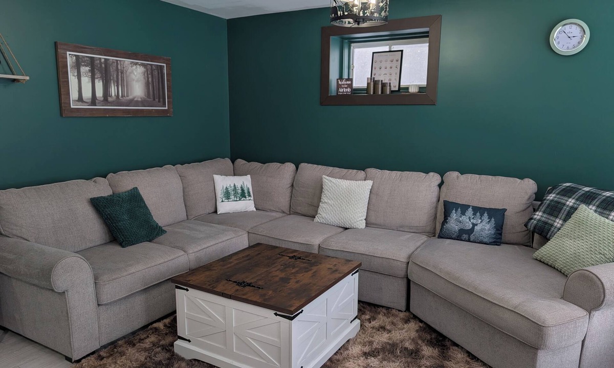 South River House | Almaguin Hideaway Retreat: Rustic and chic 1-bedroom house. Downtown South River