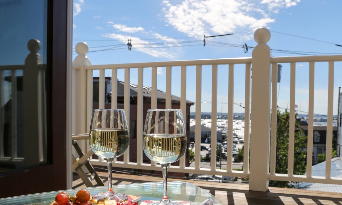 Newport Bed & Breakfast | Almondy Inn