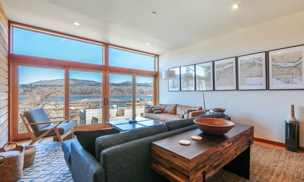 Hood River House | ALOFT - Amazing Views, Rooftop Deck, Steps to Downtown!