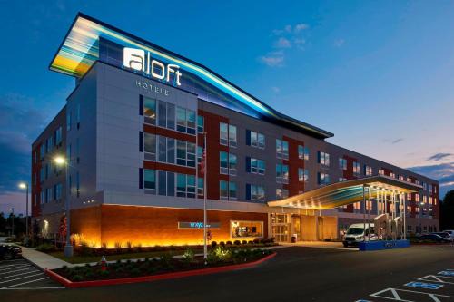 North Olmsted Hotel | Aloft by Marriott Cleveland Airport