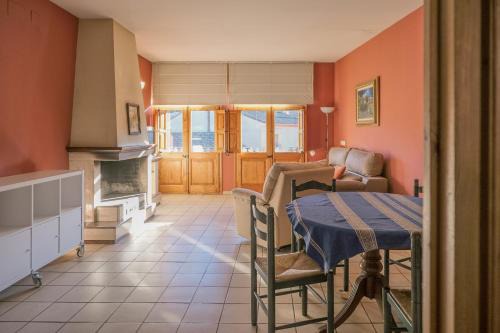 Sant Jaume de Llierca Apartment | Alojamiento con chimenea en Sant Jaume de Llierca