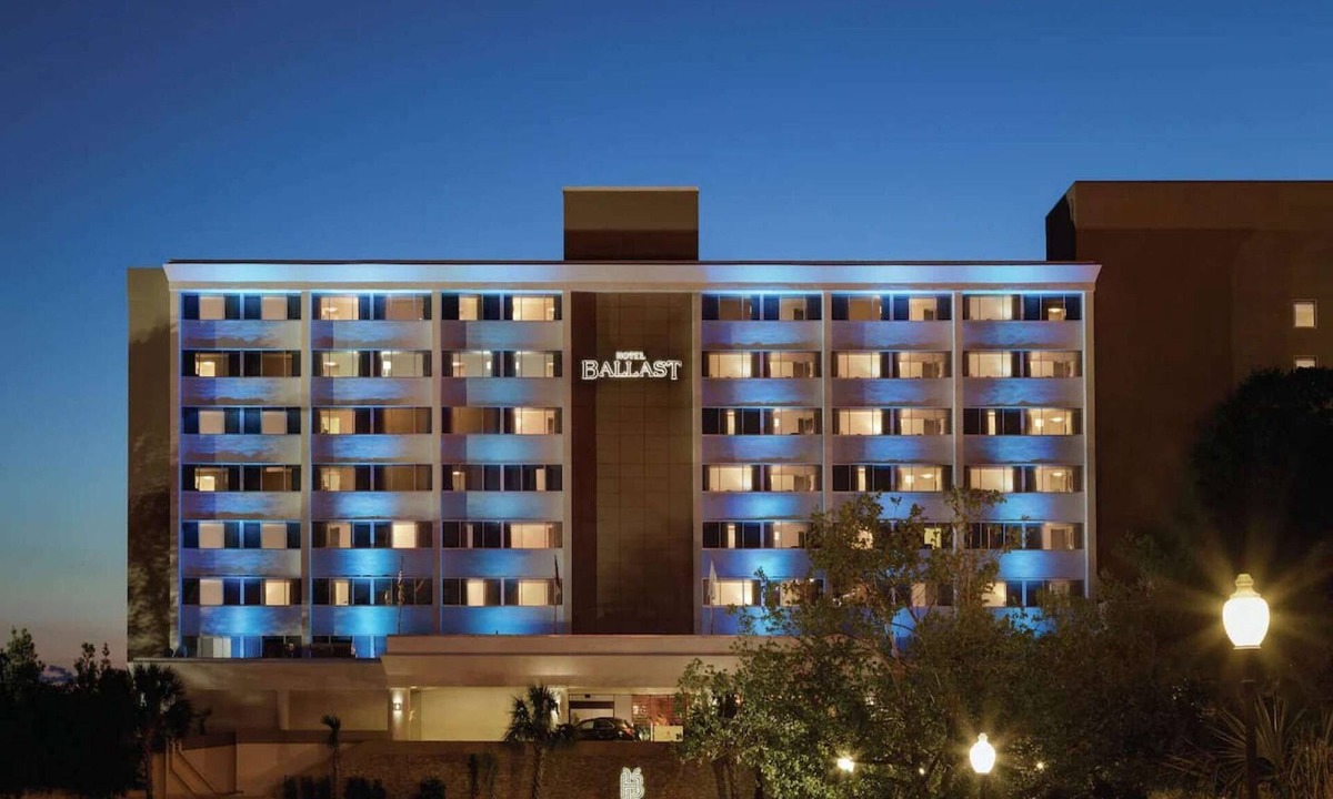 Downtown Wilmington Hotel | Along Wilmington Riverwalk + On-site Dining & Pool