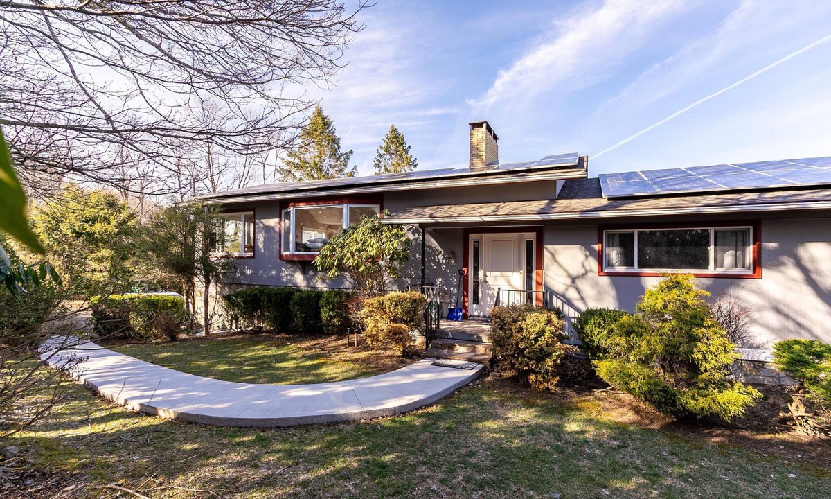 Blowing Rock House | Alpenglow - App Ski Mountain, Views, Hot Tub, Nice Yard