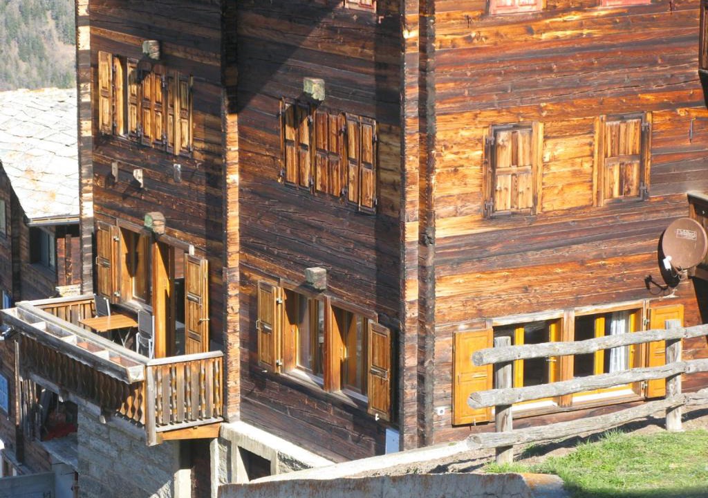 Gasenried Apartment | Alpia 26 - Zwei Zimmerwohnung in traditionellem Walliser Haus
