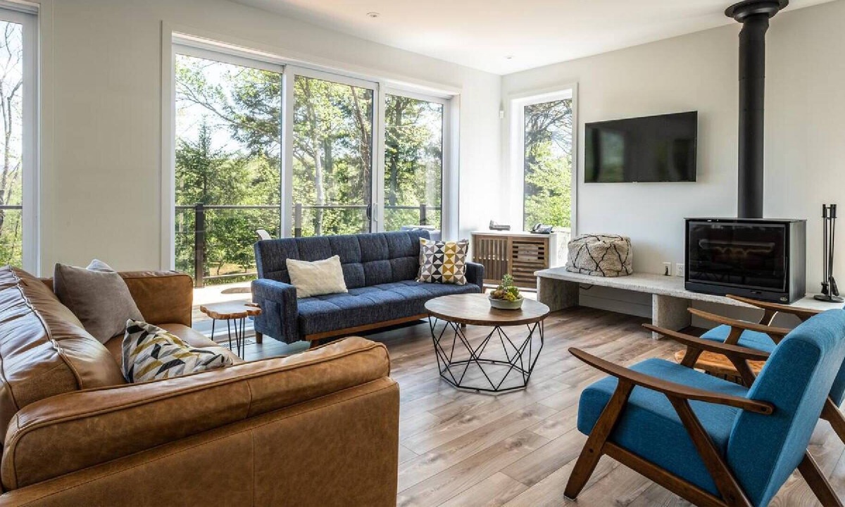 La Conception Ski Chalet | ALPINE - 3 BEDROOMS, Hot tub - sleeps 8