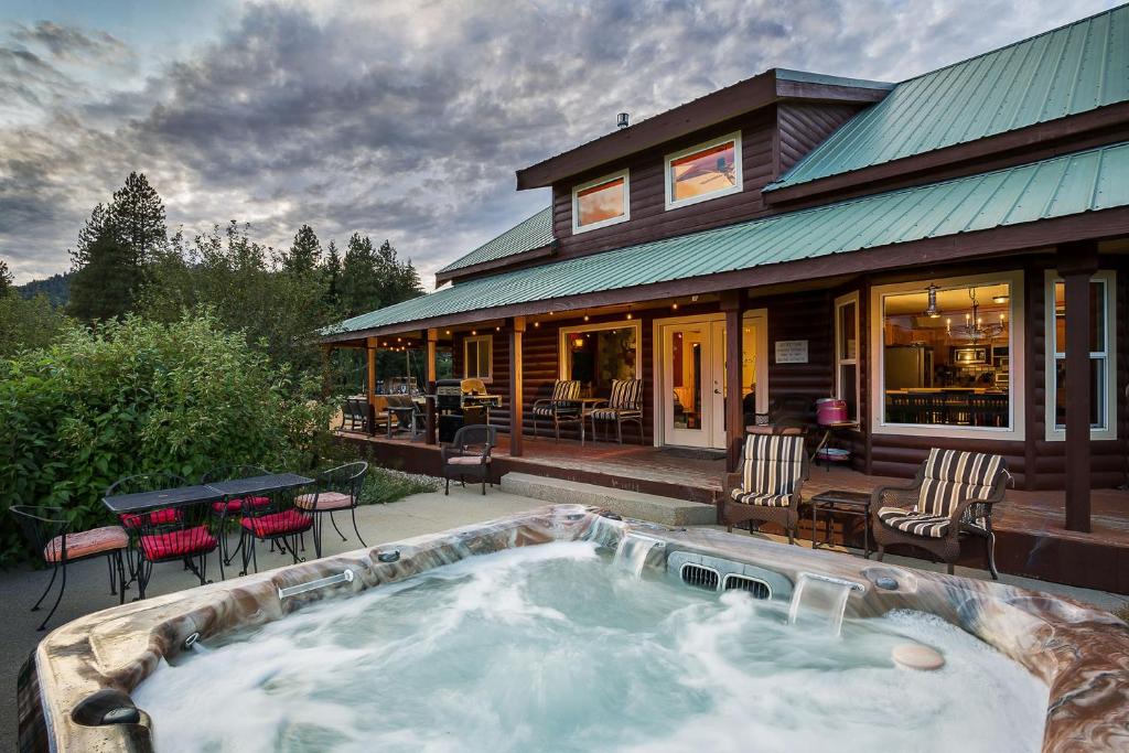 Plain Cabin | Alpine Acres Lodge