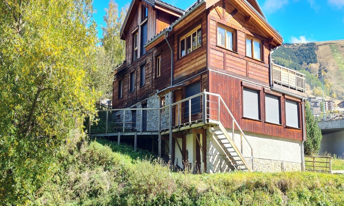 Mont-de-Lans Ski Chalet | Alpine Apartment for 6 Guests