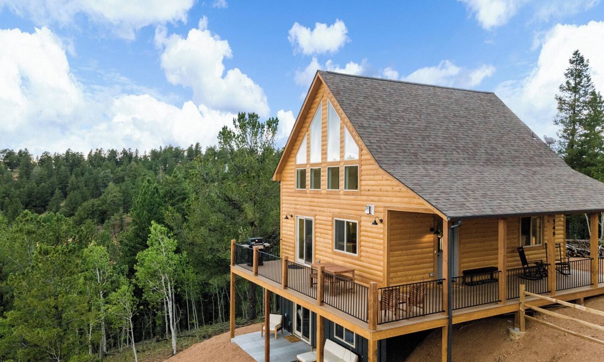 Rainbow Valley Cabin | Alpine Escape: Family-Friendly Cabin with Spectacular Views