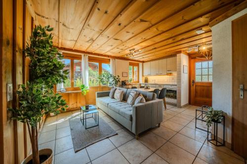 Schwanden bei Brienz Apartment | Alpine Hideaway near Brienz with Hot Tub & Parking