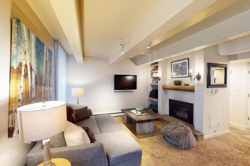 Vail Apartment | Alpine Retreat