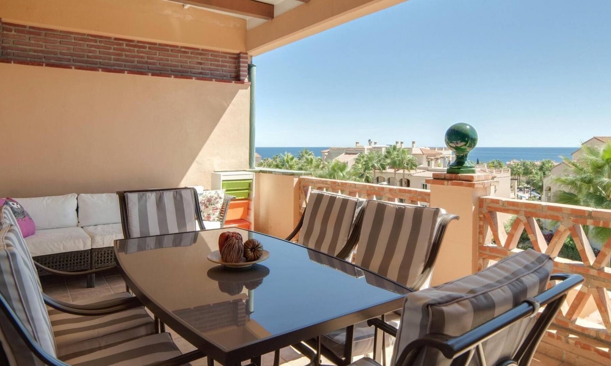 El Faro Apartment | Alta Loma 2 by Rafleys - Modern 1BR Apartment with Stunning Views