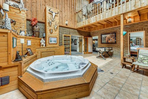 Alto House | Alto Mtn Retreat on 8 Acres w/Indoor Hot Tub