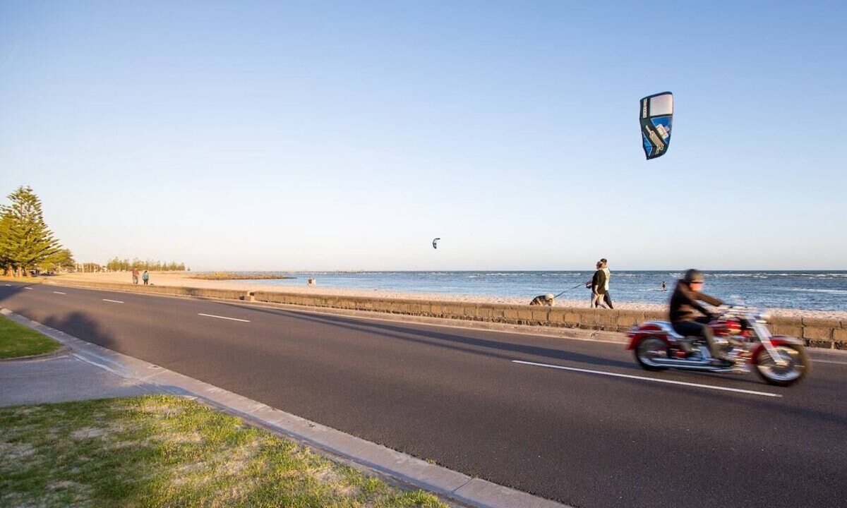 Altona Apartment | Altona Beachfront Haven - 1 Bed, 1 Bath