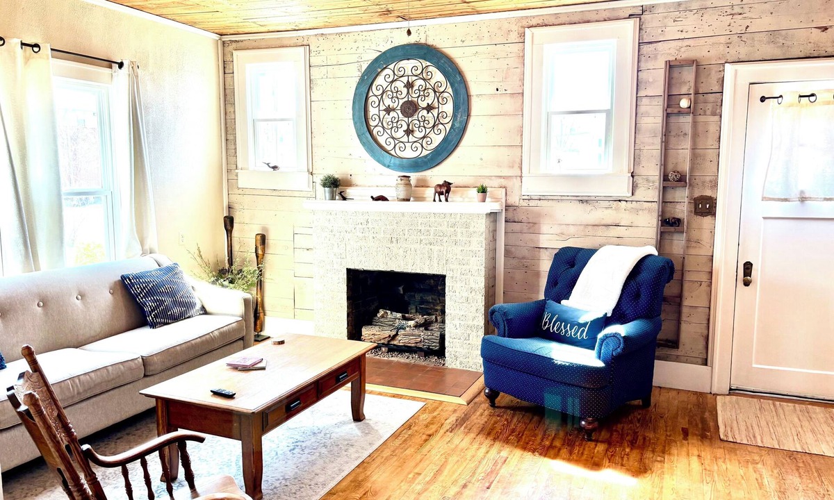 Searcy House | Alumni House,1 bedroom apartment right beside Harding University no cleaning fee
