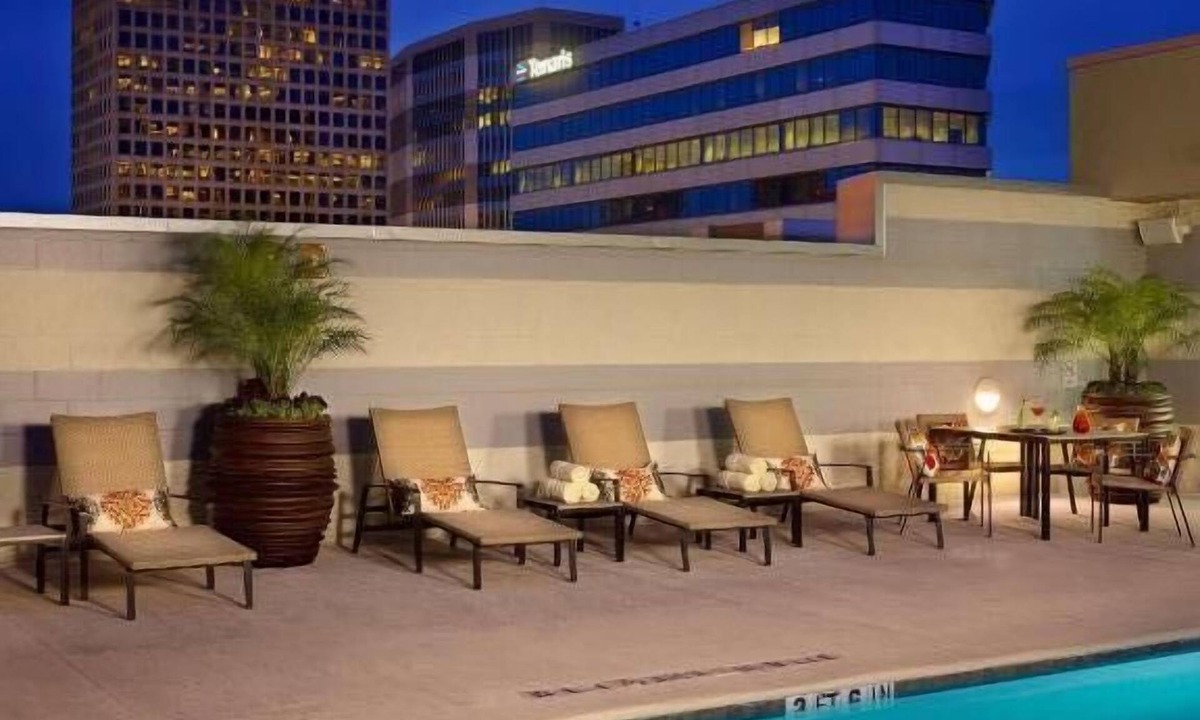 Uptown Hotel | Always a Great Idea To Unwind! Short Drive to Rienzi Mansion and Gardens