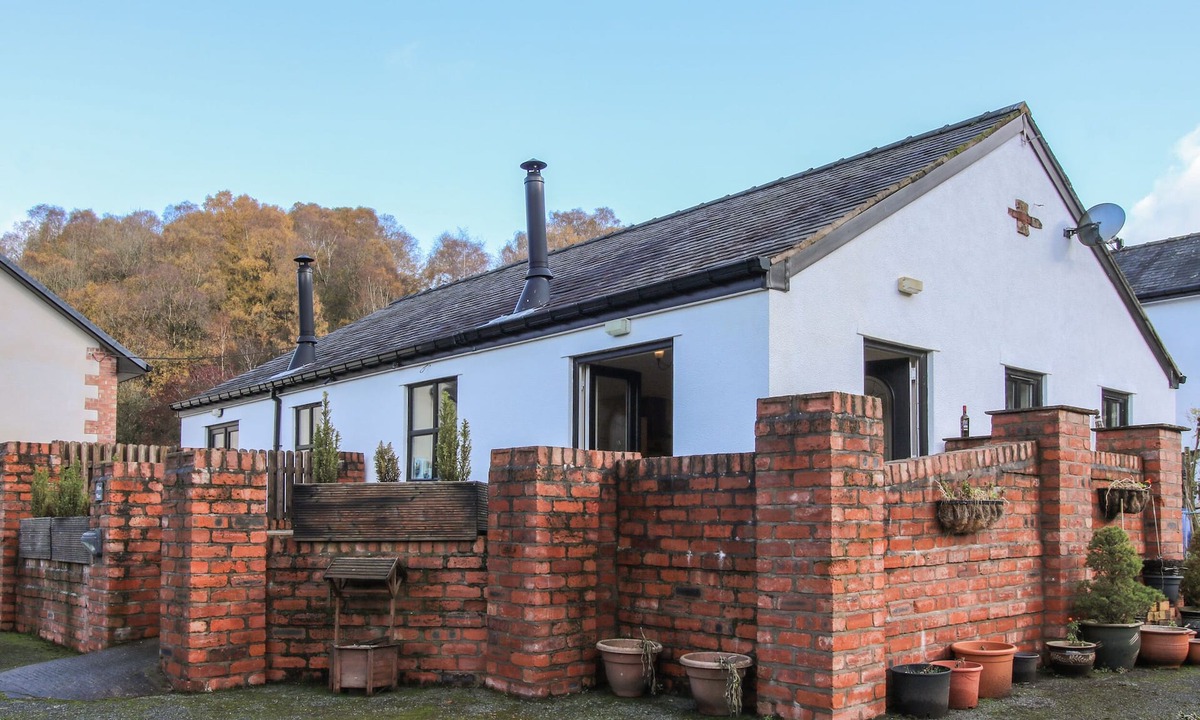 Mold Cottage | ALYN VIEW, pet friendly, with open fire in Llanarmon-Yn-Ial