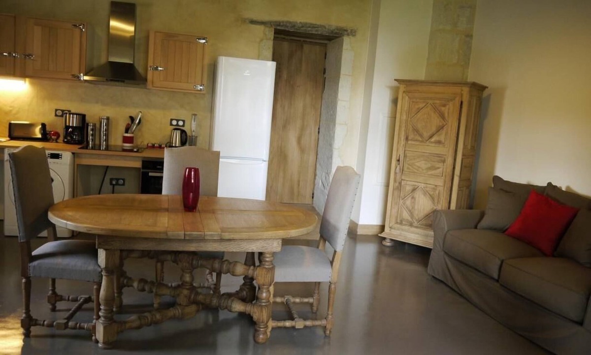Monts-sur-Guesnes House | Aménagé dans le Château, le gîte Brilhac est accessible à tous