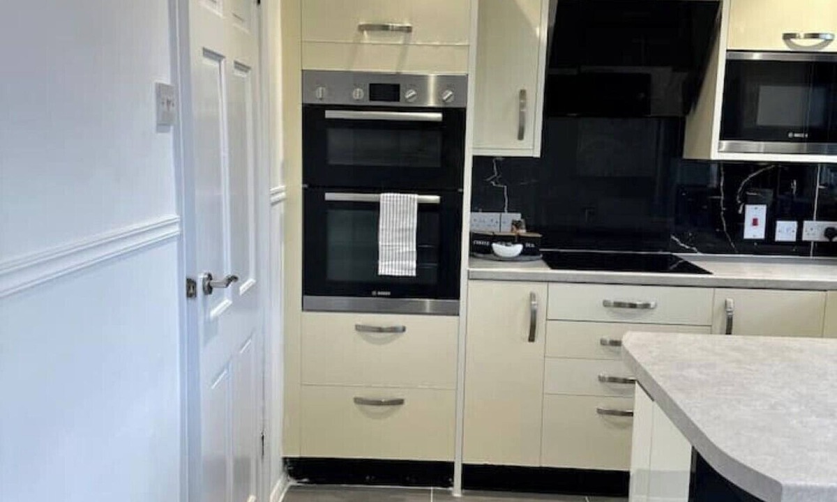 Colchester House | Ama comfort stay