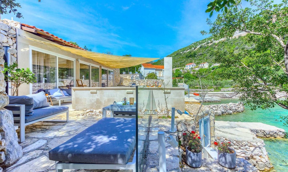 Podimoc Villa | Amara Cottage - BeachFront gem with a heated pool up to five guests by MyWaycation