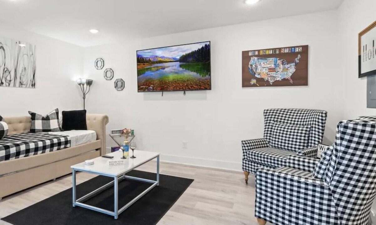 Peak's Suburban Addition Apartment | Amazing 1-bedroom apartment with WiFi Sleeps 6