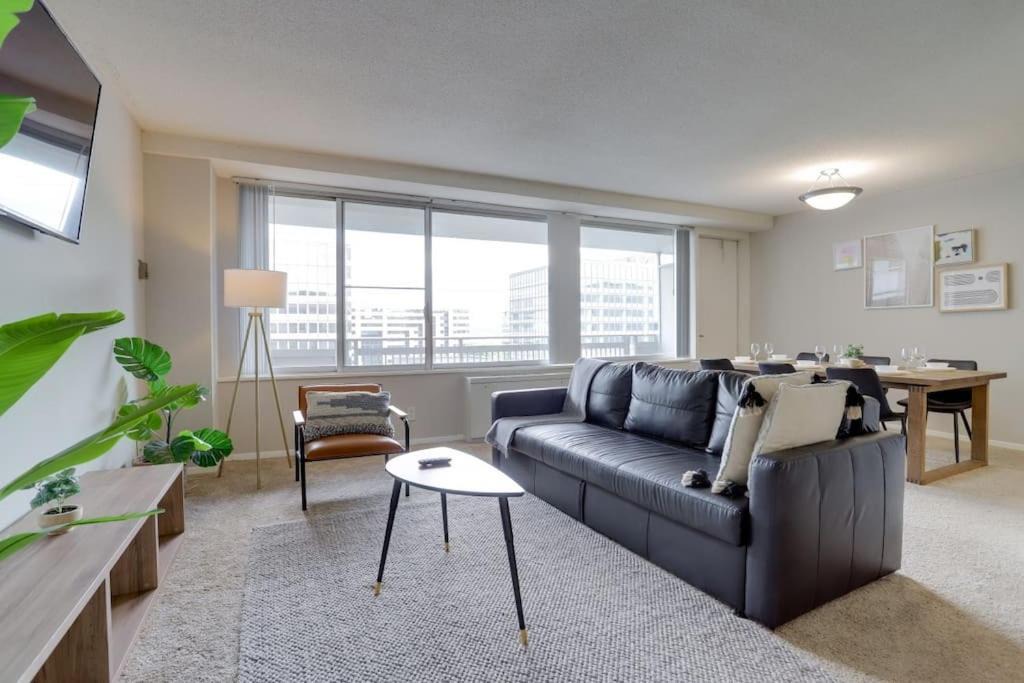Crystal City Apartment | Amazing 2 Bedroom Condo At Arlington With Gym