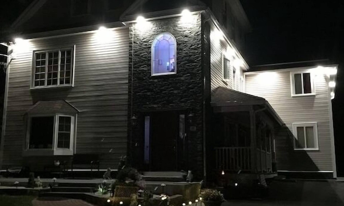 Salisbury Apartment | Amazing 3 bedroom apt&porch 1.8 miles from Beach 45 minutes driving to Salem MA