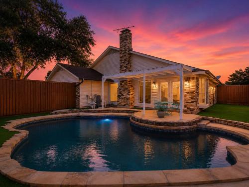 Cowley House | Amazing 4Br 2Ba Single-story Home with Pool