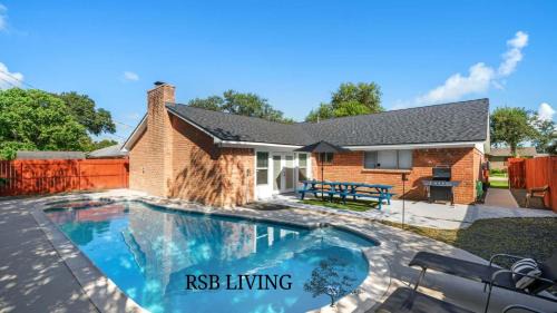 Texas City House | Amazing 4BR 2BA Winter Home with Pool & Game-Movie Room