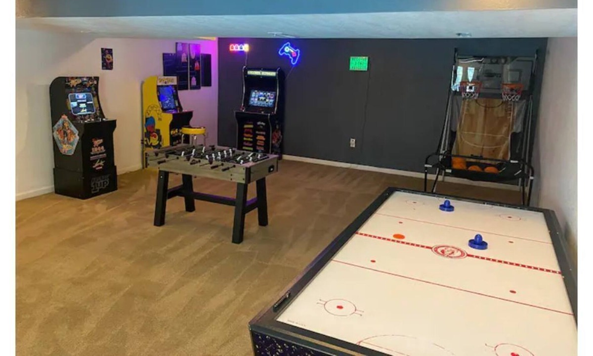 Arnold House | Amazing 5 bedroom home with arcade and pool