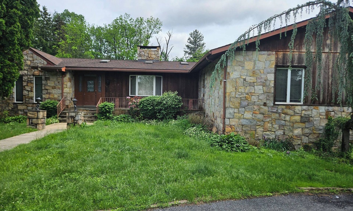 Reading House | Amazing 6 bedroom home featuring a wraparound deck & private pool