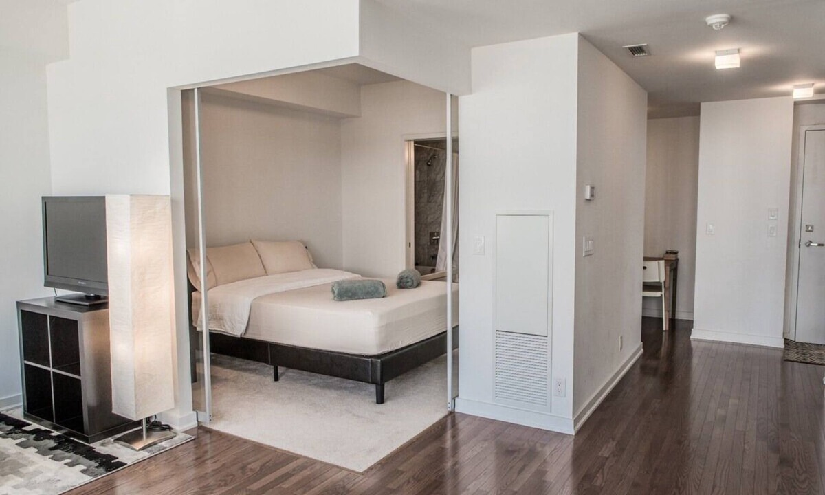 Central Waterfront Condo | Amazing 65th floor downtown condo! +Free parking.